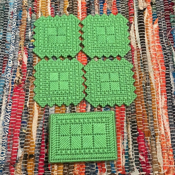Handmade Yarn Plastic Canvas Green Set of 4 Coasters and Holder - Picture 3 of 3